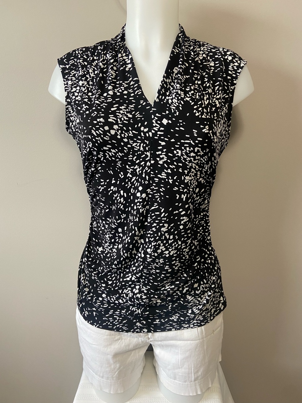 Vince Camuto Black & White Printed Sleeveless V-Neck Top